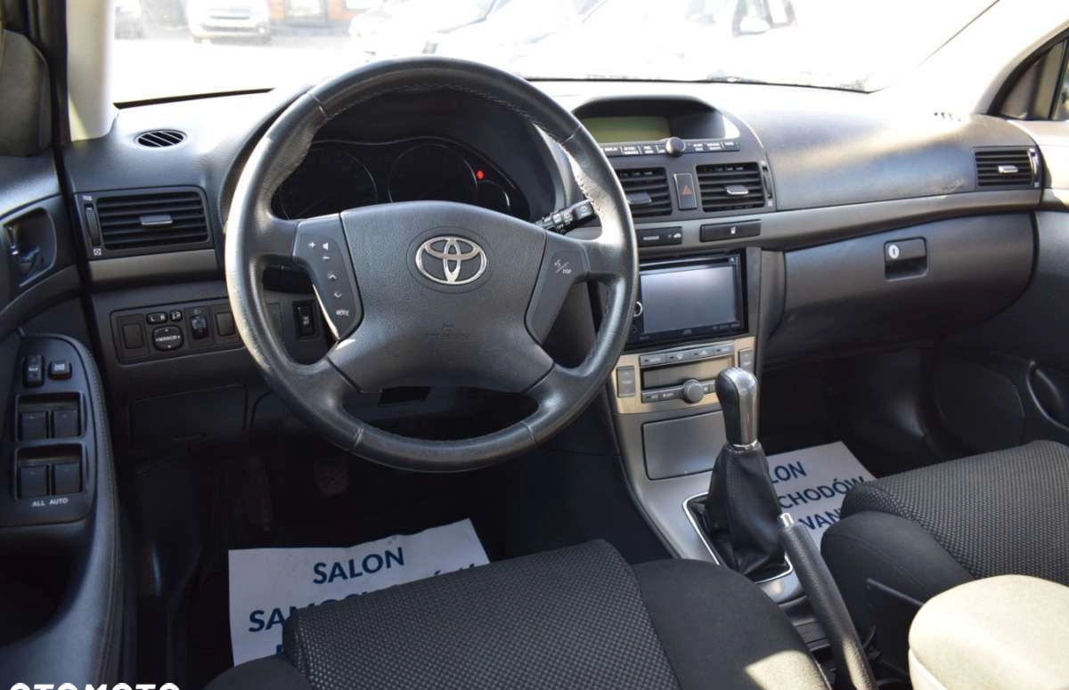 Toyota Avensis cena 19700 przebieg: 217711, rok produkcji 2005 z Gryfów Śląski małe 742